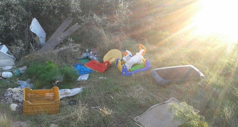 Rifiuti nelle campagne, la segnalazione di un utente