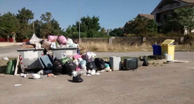 Emergenza rifiuti, le foto e le segnalazioni degli utenti