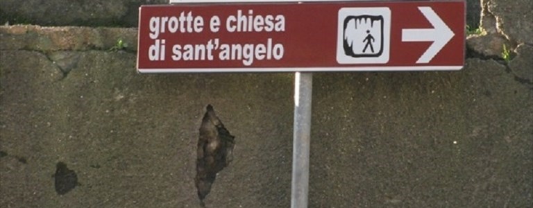 La segnaletica per le Grotte di Sant Angelo