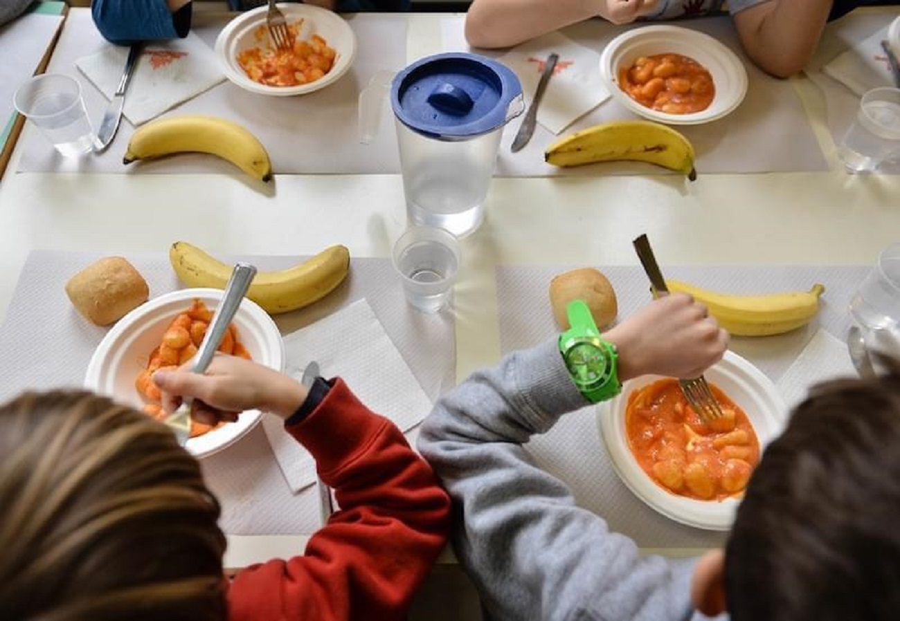 Scuola, da oggi attiva la mensa. L’amministrazione comunale «servizio mai avviato così precoce»