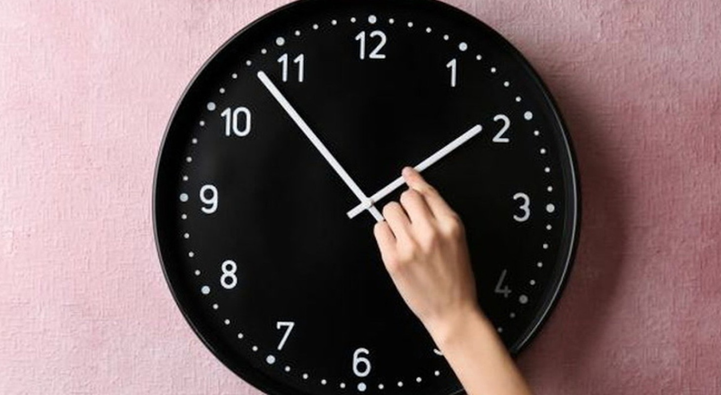 Torna l’ora solare: stanotte lancette indietro di un’ora.