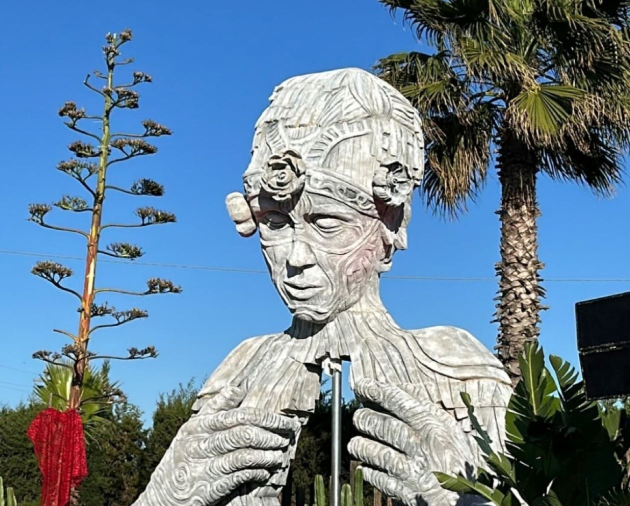 Apparsa una statua di 6 metri al SACRO_PUGLIA a opera di Marcone Dipartimento Creativo
