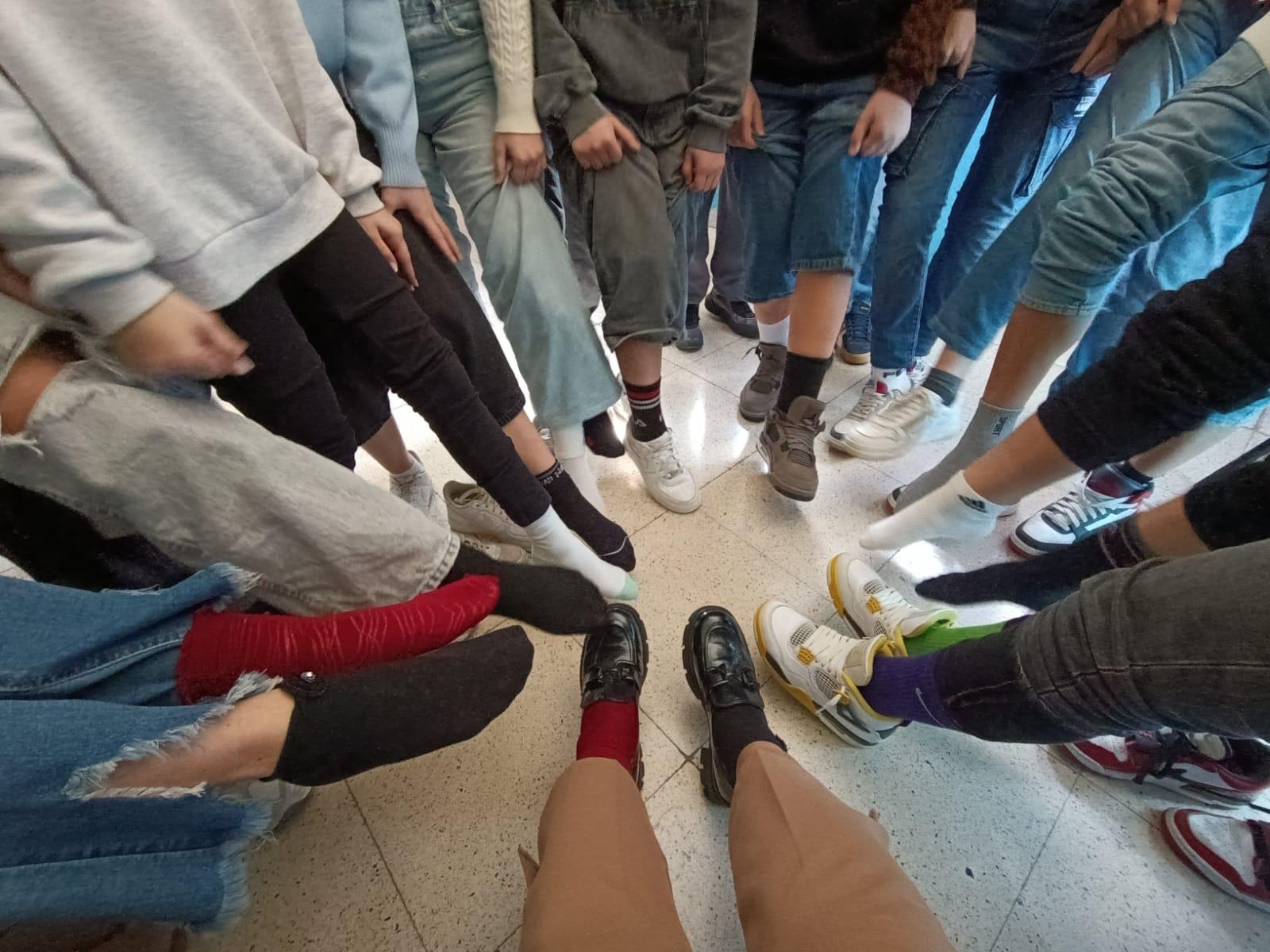 L’Istituto “Hero Paradiso-San Giovanni Bosco” celebra la Giornata dei Calzini Spaiati: un inno alle diversità